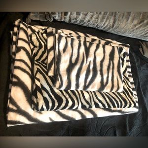 Barely used queen duvet set